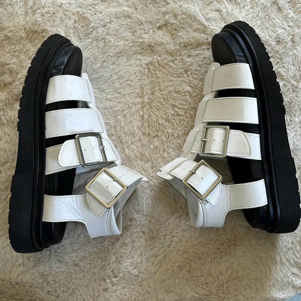 White and black chunky buckle sandals, size 8 - Picture 6 of 8